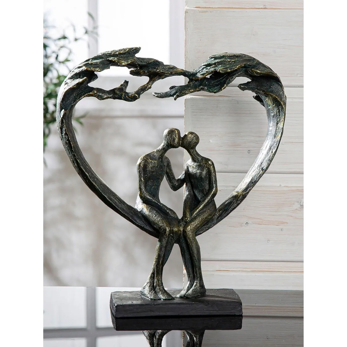 Gilde Kiss under Tree Dekofigur, bronze mit Schwarz-Akzenten — 30 cm hoch, Kunstharz, Paar mit Herzmotiv