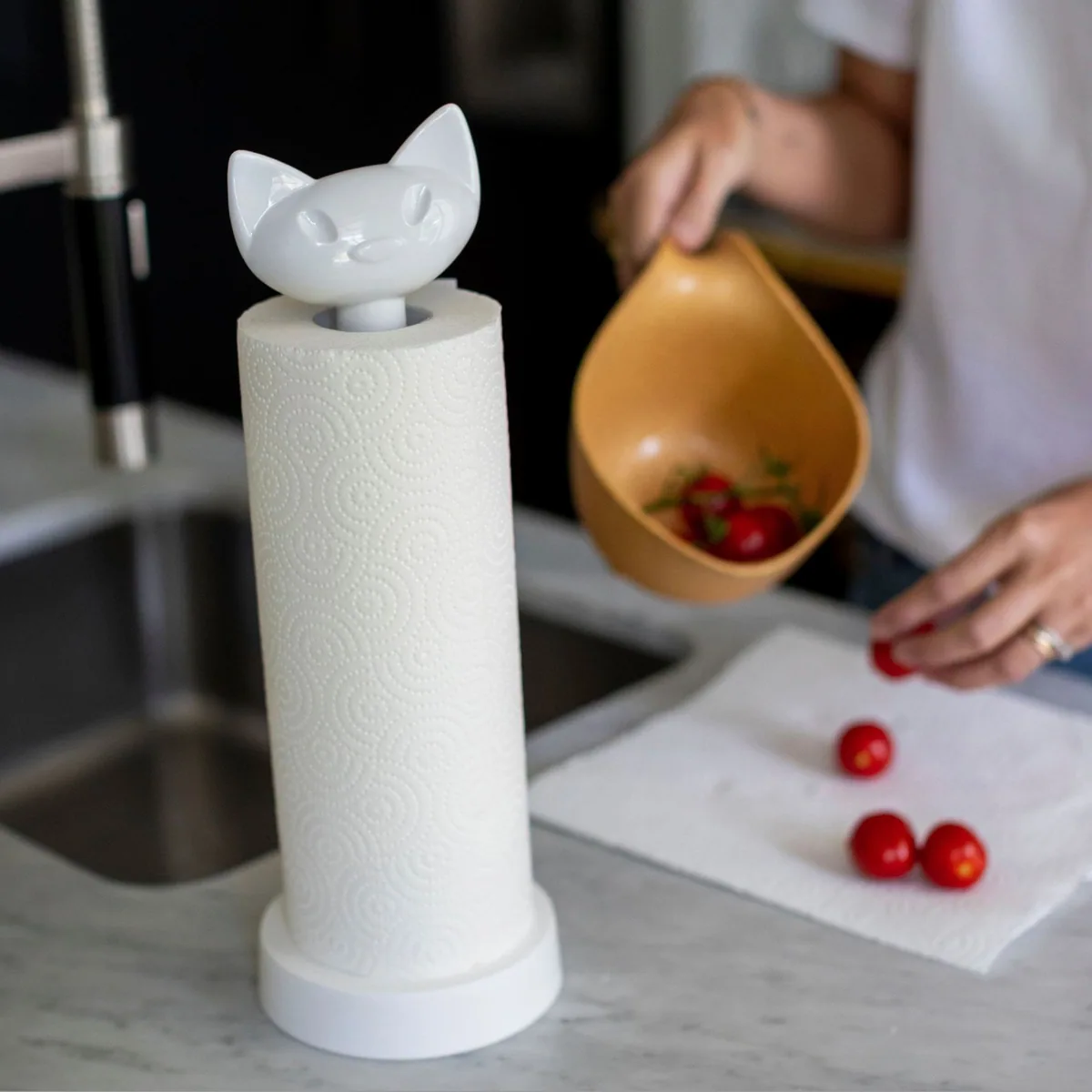 koziol MIAOU Küchenrollenhalter, stabiler Stand, leicht zu wechseln, für Standardrollen bis 26 cm 2