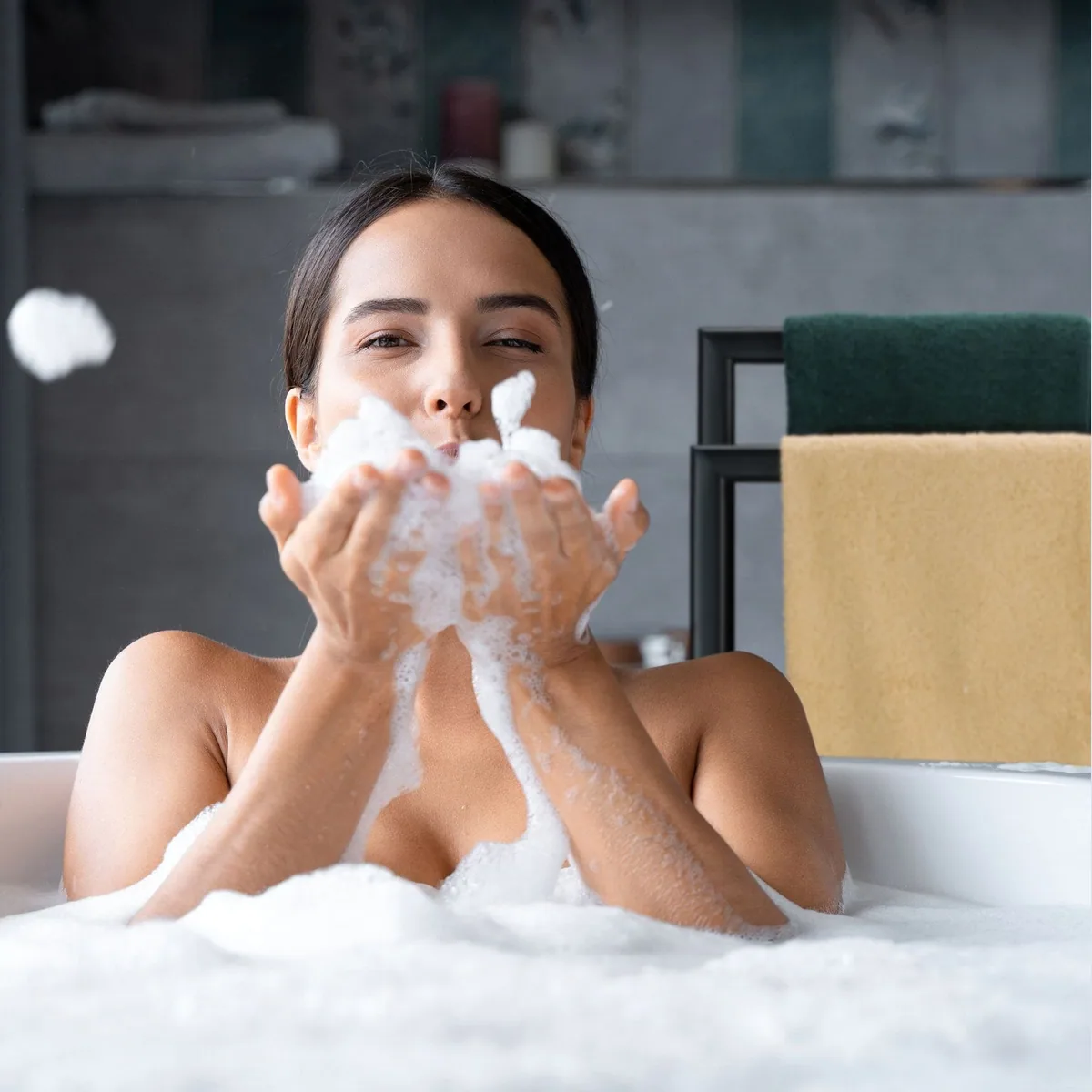 Relaxdays Handtuchständer, freistehend, schwarz, 2 versetzte Stangen 3